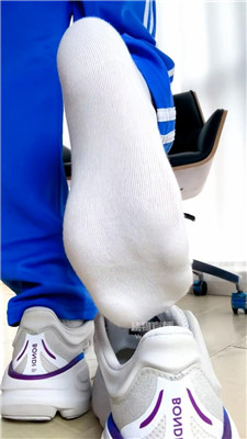 【秋黎】校服脏鞋底白棉袜裸足    260418-4BP