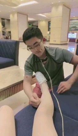 诺曦S出门遛狗了